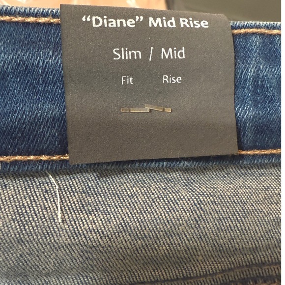 NWT Tractr Denim Diane Mid Rise Slim Jeans Distressed Ripped Raw Hem‎ - Picture 3 of 10